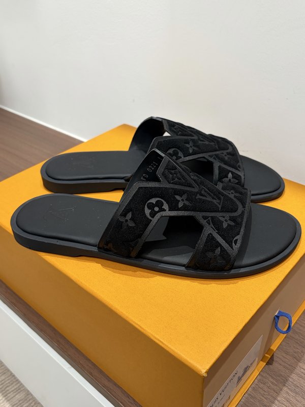 LV 남성 엠보싱 논슬립 슬리퍼 001-243710