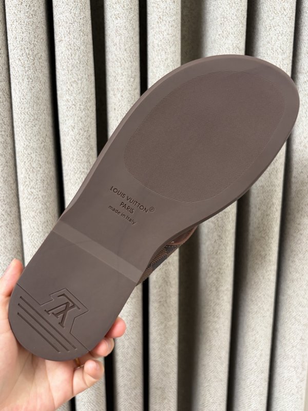 LV 남성 클래식 L 엠보싱 가죽 슬리퍼 001-243721