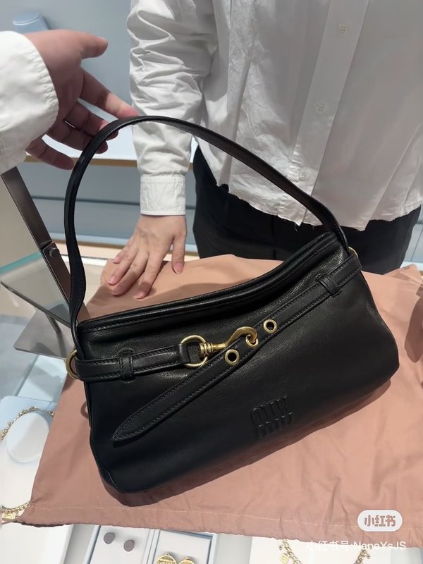 미우미우 블랙 더백 001-245889