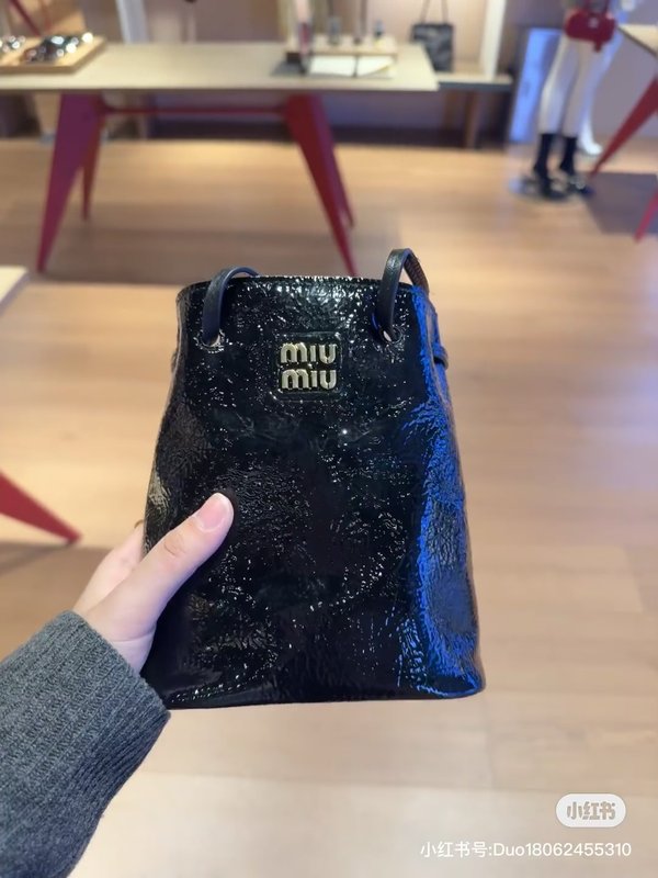 미우미우 블랙 가죽 핸드백 001-245891