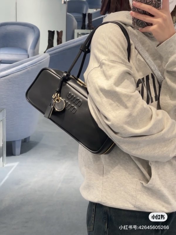 미우미우 블랙 핸드백 001-245894