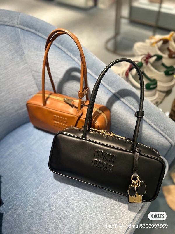 미우미우 블랙 핸드백 001-245894