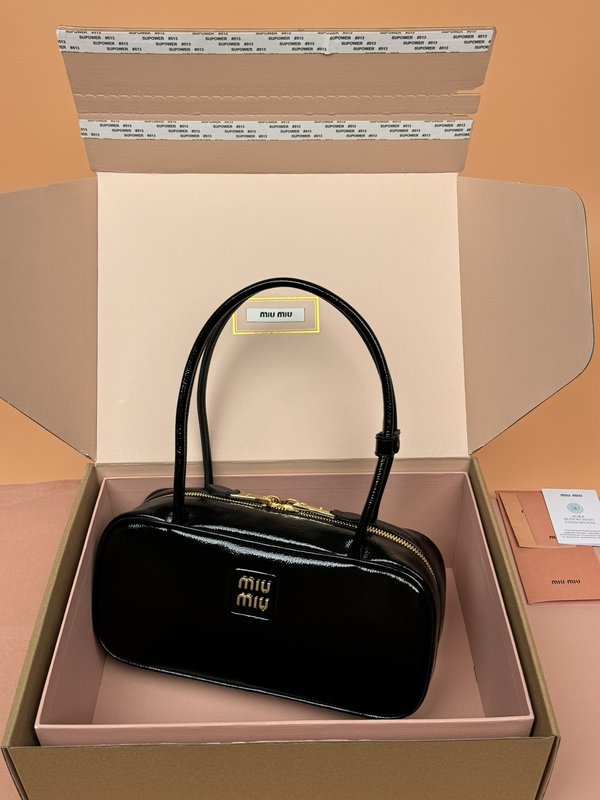 보 나플락 페이턴트 가죽 핸드백 001-245936