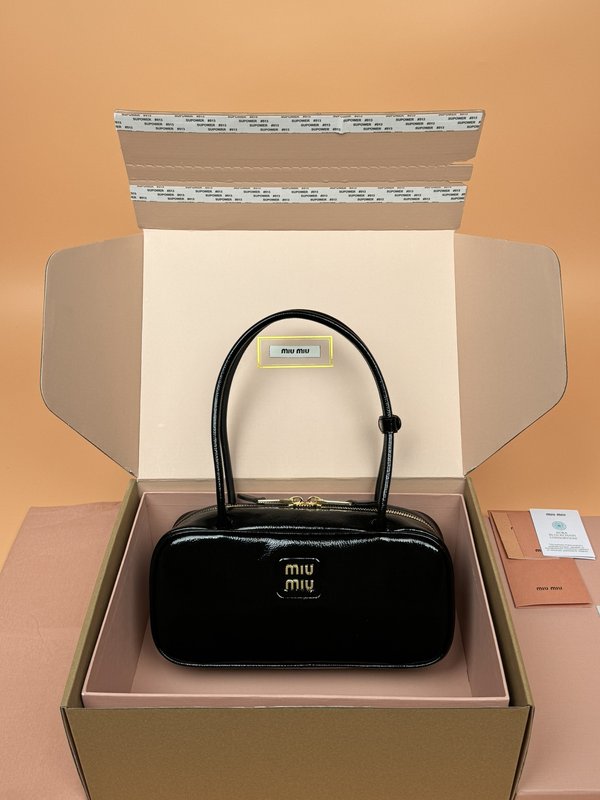 보 나플락 페이턴트 가죽 핸드백 001-245936