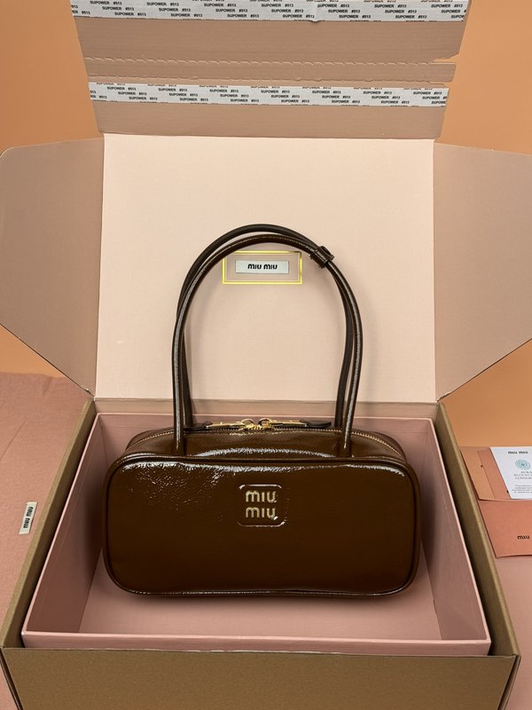 보 나플락 페이턴트 양가죽 핸드백 001-245937