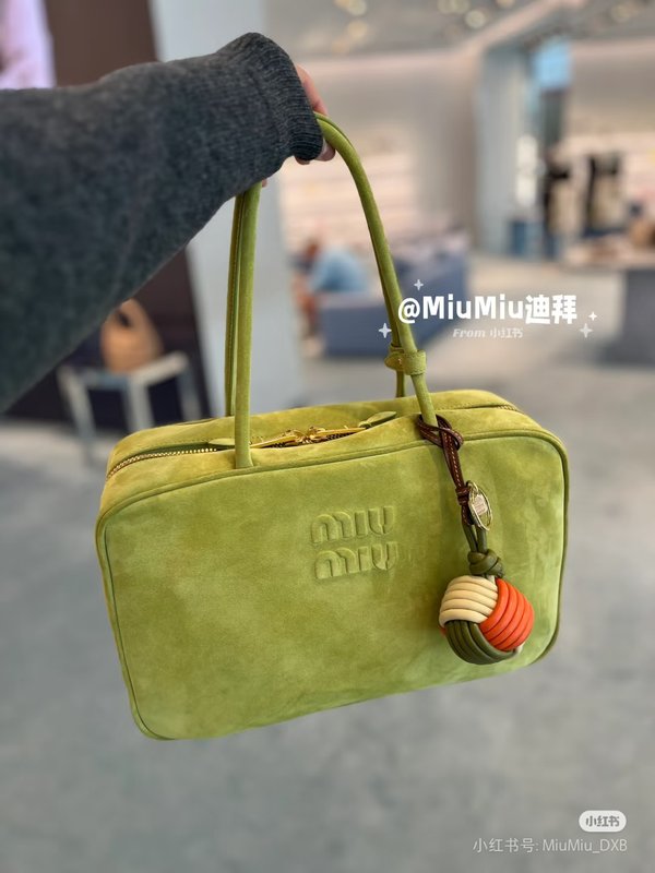 미우미우 그린 토트 숄더백 001-245972