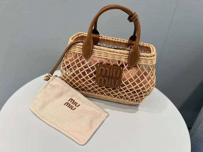 베이지색 웨이브 핸들백 001-245977