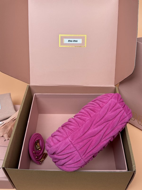 완더 마텔라세 스웨이드 호보 핸드백 001-246050