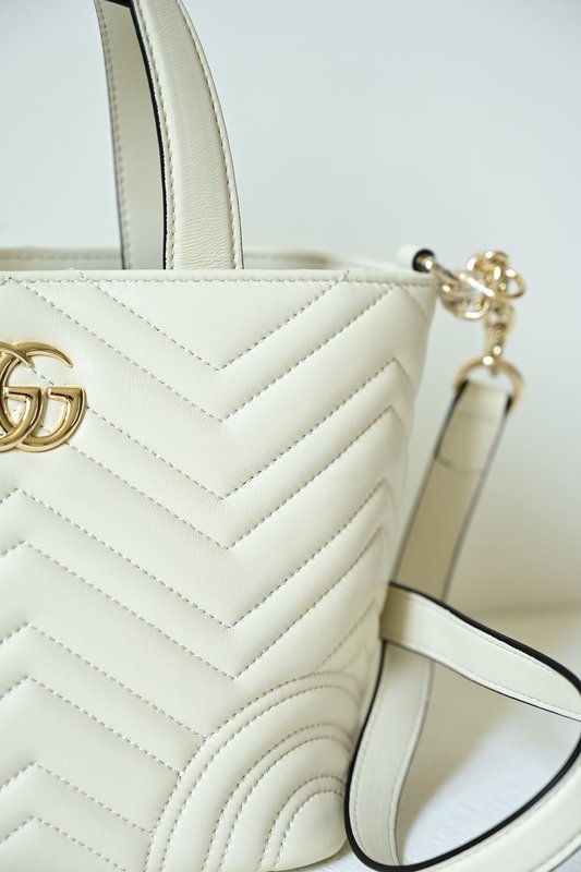 구찌 베이지 양가죽 핸드백 001-246121