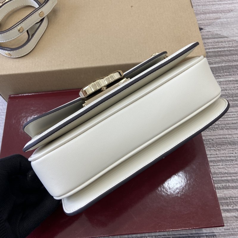 구찌 클래식 모노그램 플랩 체인 숄더백 001-246229