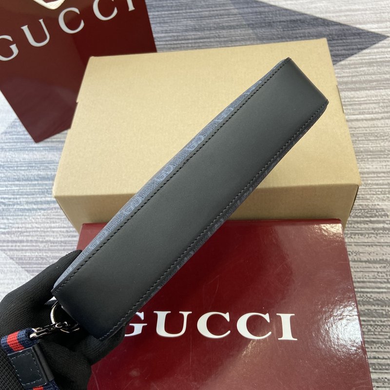 구찌 클래식 모노그램 PVC 클러치백 001-246678