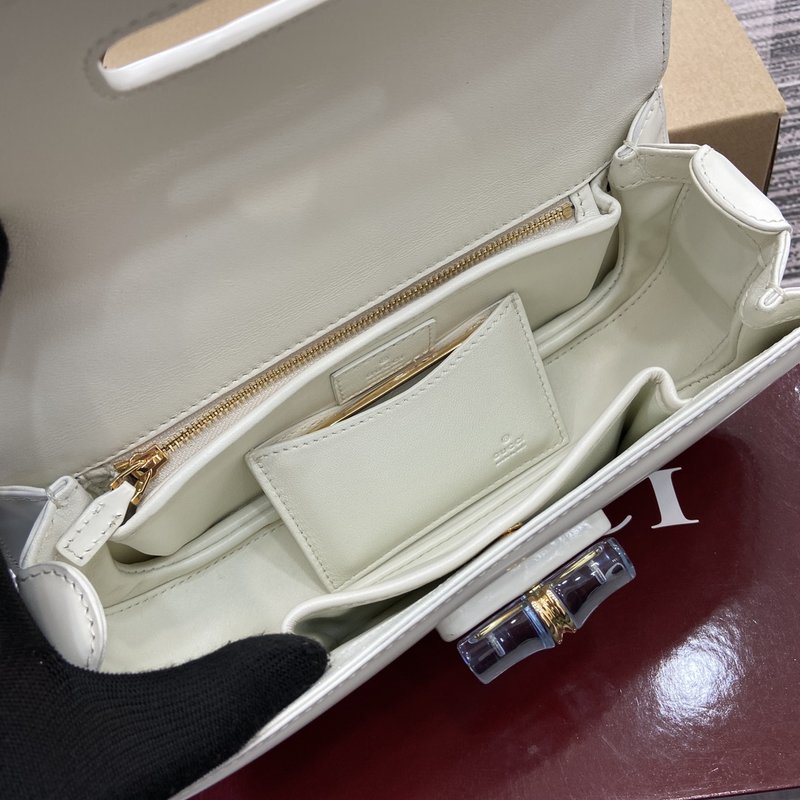 구찌 신상 화이트 양피 안감 여성 핸드백 001-246852