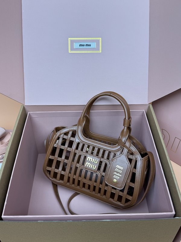 브레이디드 레더 호보백 001-247403