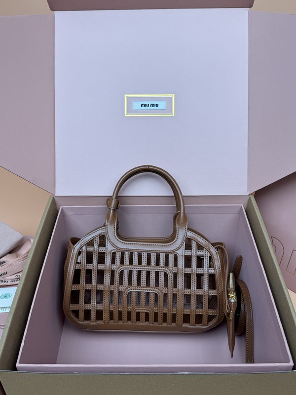 브레이디드 레더 호보백 001-247403