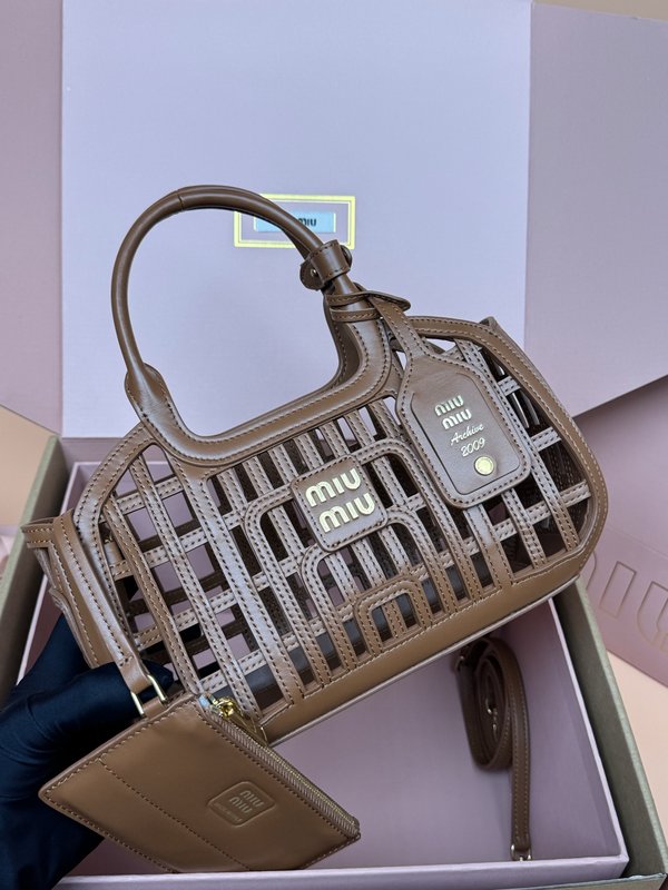 브레이디드 레더 호보백 001-247403