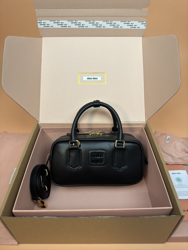 아르카디 소가죽 스몰 볼링백 001-247408