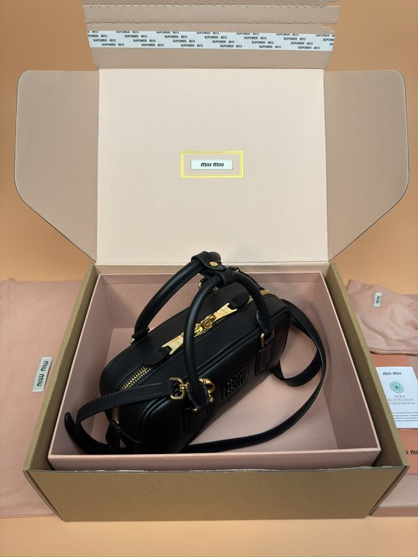 아르카디 소가죽 스몰 볼링백 001-247408