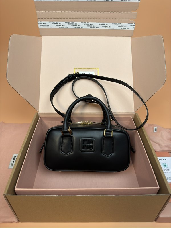 아르카디 소가죽 스몰 볼링백 001-247408