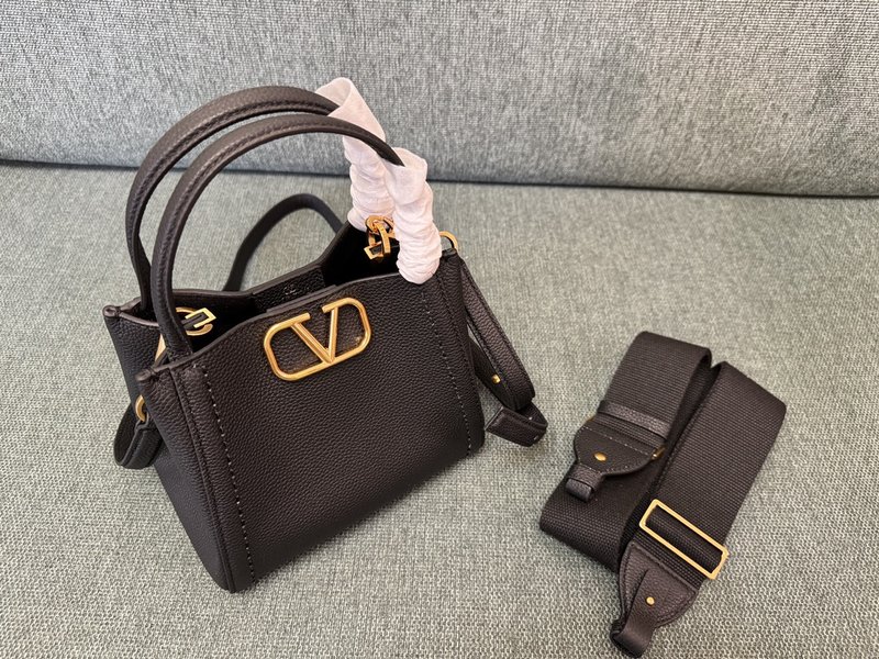 발렌티노 그레인드 레더 VLOGO 핸드백 001-247446