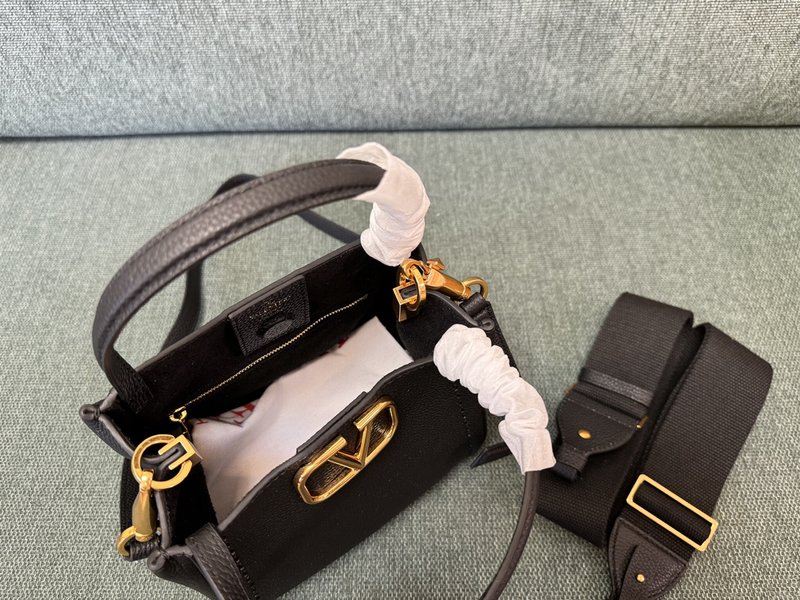 발렌티노 그레인드 레더 VLOGO 핸드백 001-247446