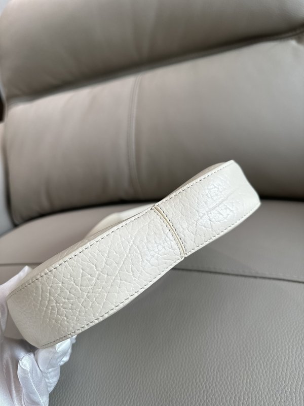 그레인 카프스킨 B 버클 숄더백 001-247785