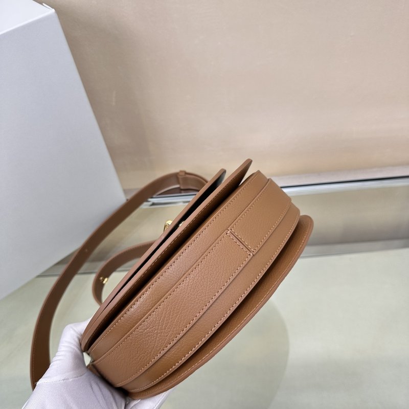 버버리 그레인드 레더 스딩 백 001-247800