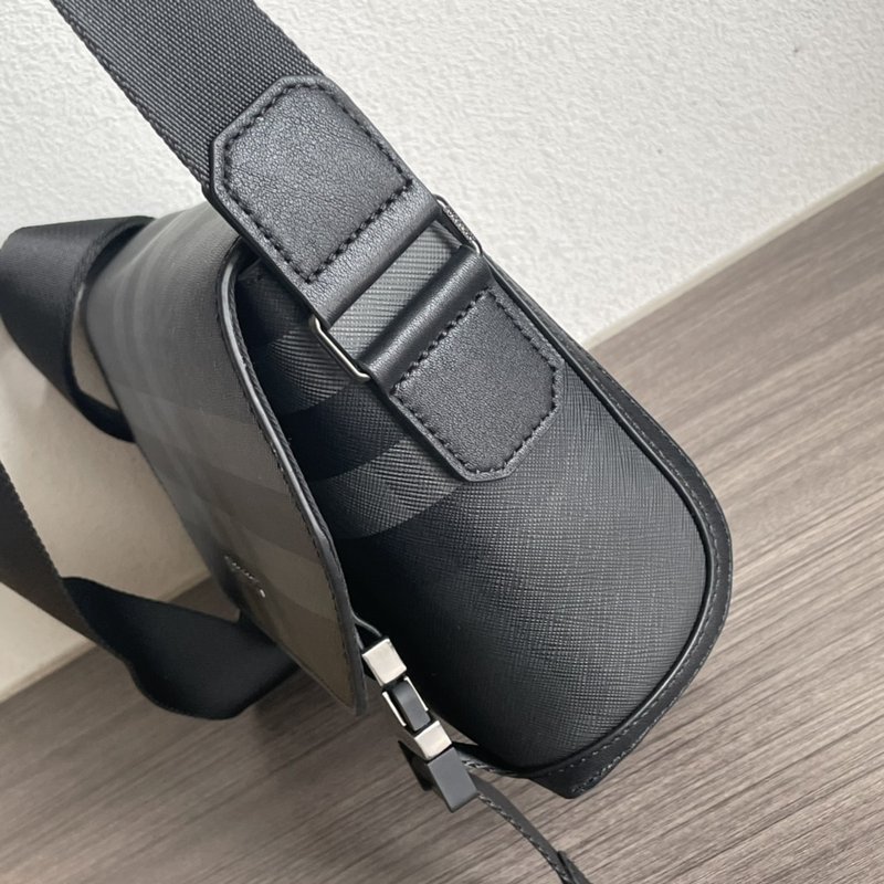 버버리 차콜 그레이 체크 메신저백 001-247845