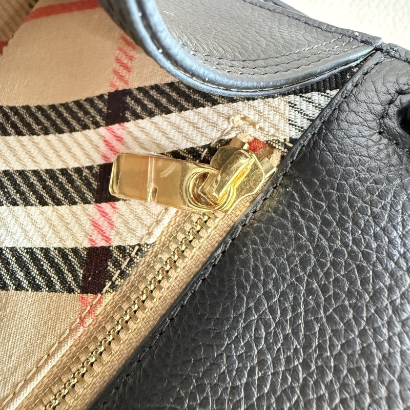 버버리 뉴 토트백 그레인드 레더 체크 라이닝 001-247853