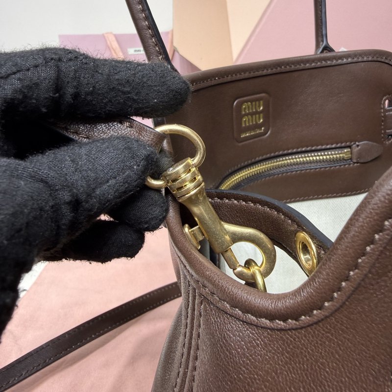 미우미우 빈티지 엠보싱 로고 토트백 001-248305