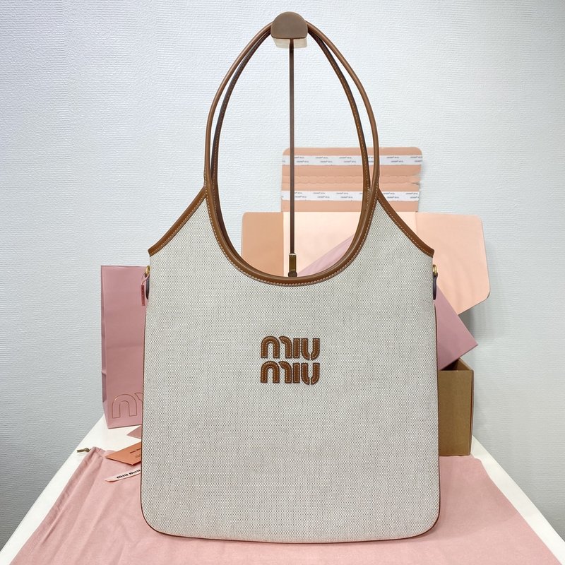 미우미우 이세탄 한정 토트백 001-248321