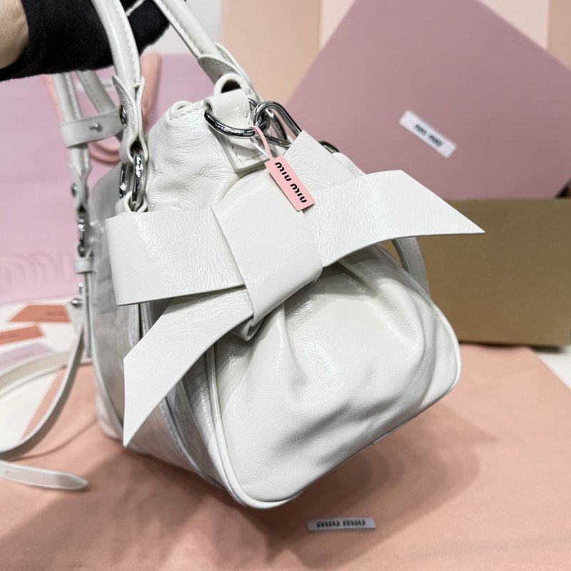 미우미우 복고 오일드 레더 오토바이백 001-248380