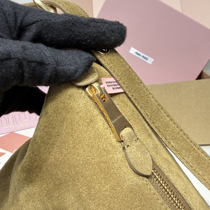 스웨이드 Miu 엠보 로고 도시락백 001-248400