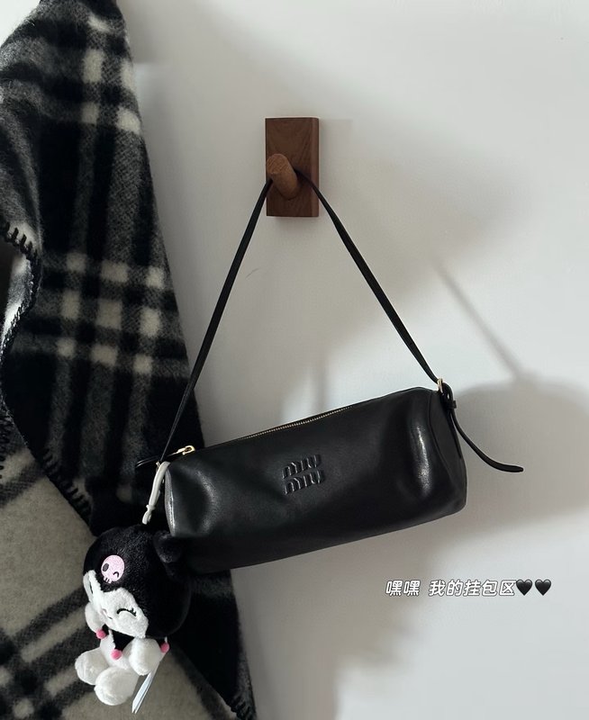미우미우 램스킨 원통형 핸드백 001-248413