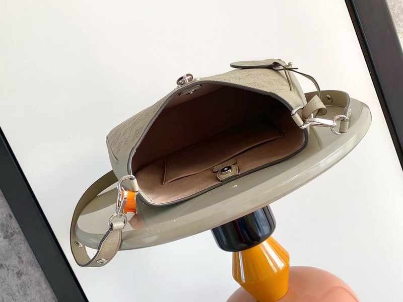 미디엄 퍼포레이티드 레더 핸드백 001-248748