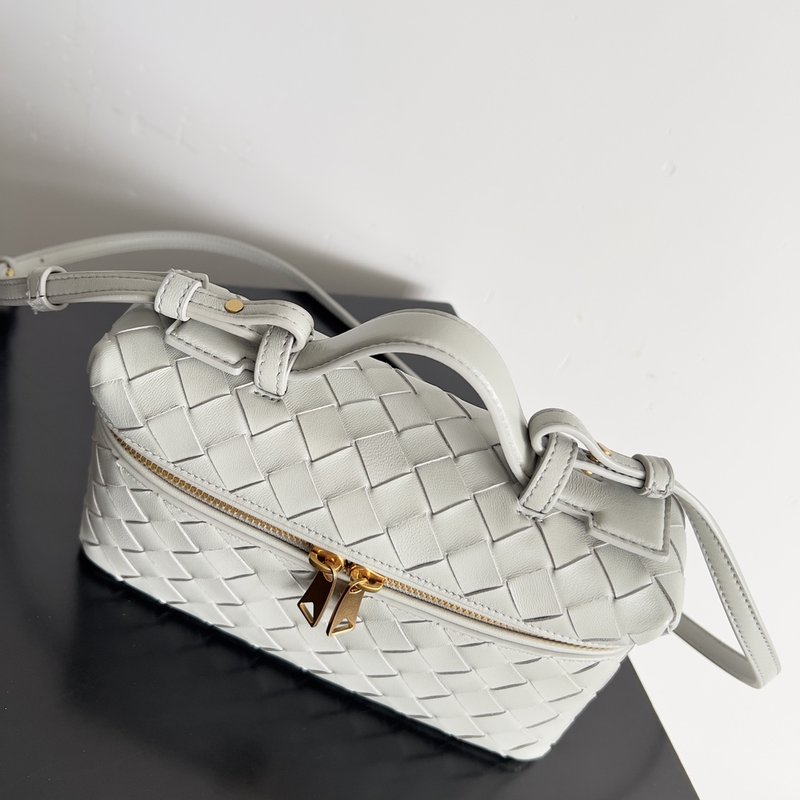 보테가 베네타 봄여름 웨이브 지퍼 크로스백 001-249532