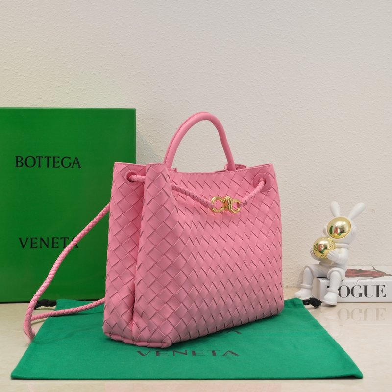 BV 안디아모 인트레치아토 백 소프트 램스킨 숄더백 001-249545