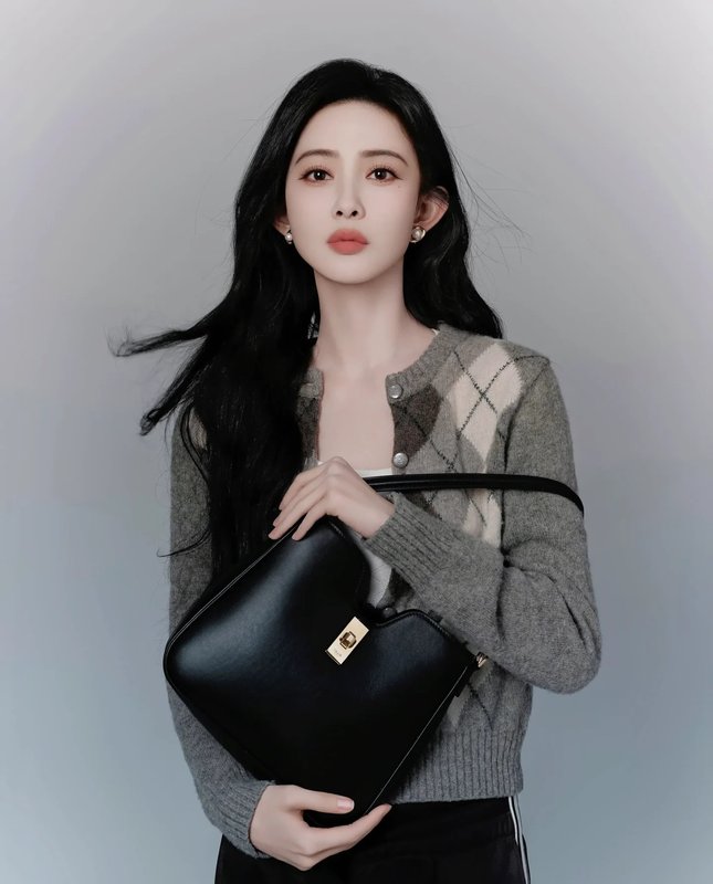 셀린 클래식 블랙 숄더백 001-249601