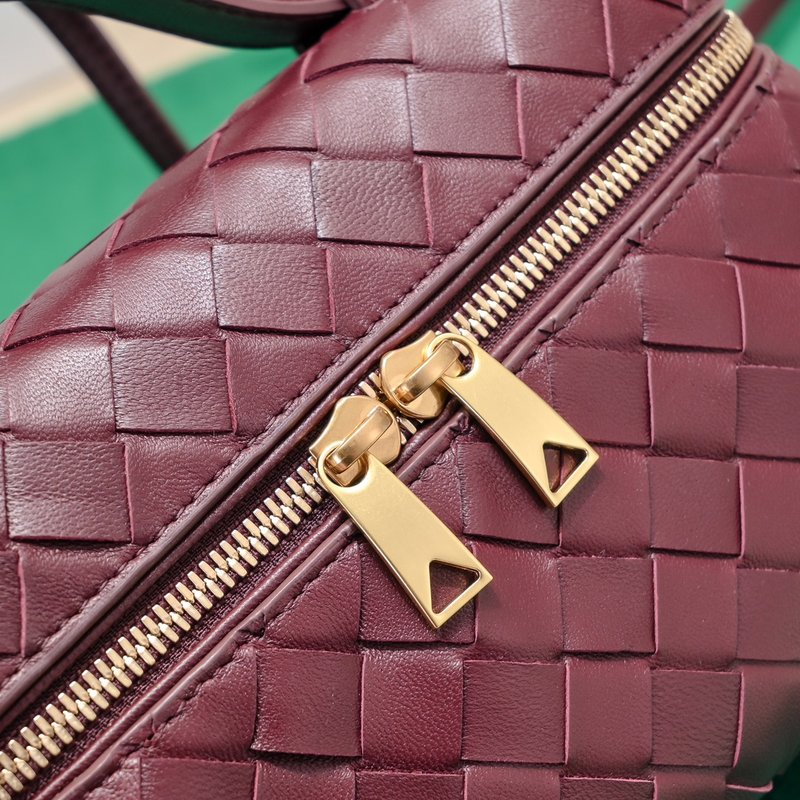 보테가 베네타 봄여름 웨이브 지퍼 크로스백 001-249755