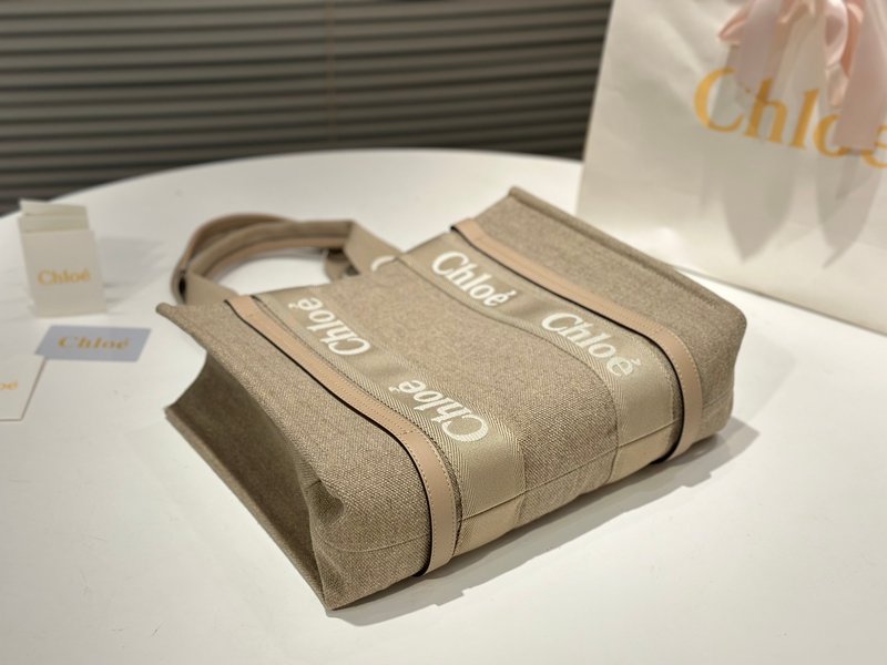 클로에 우디 자수 로고 토트백 001-249817