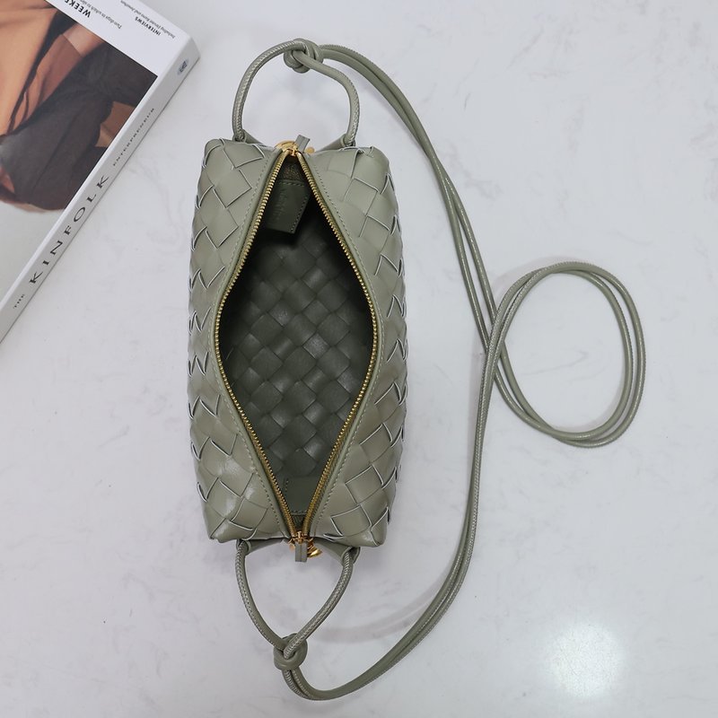 메탈 장식이 달린 광택 가죽 직조 스퀘어 백 001-249873