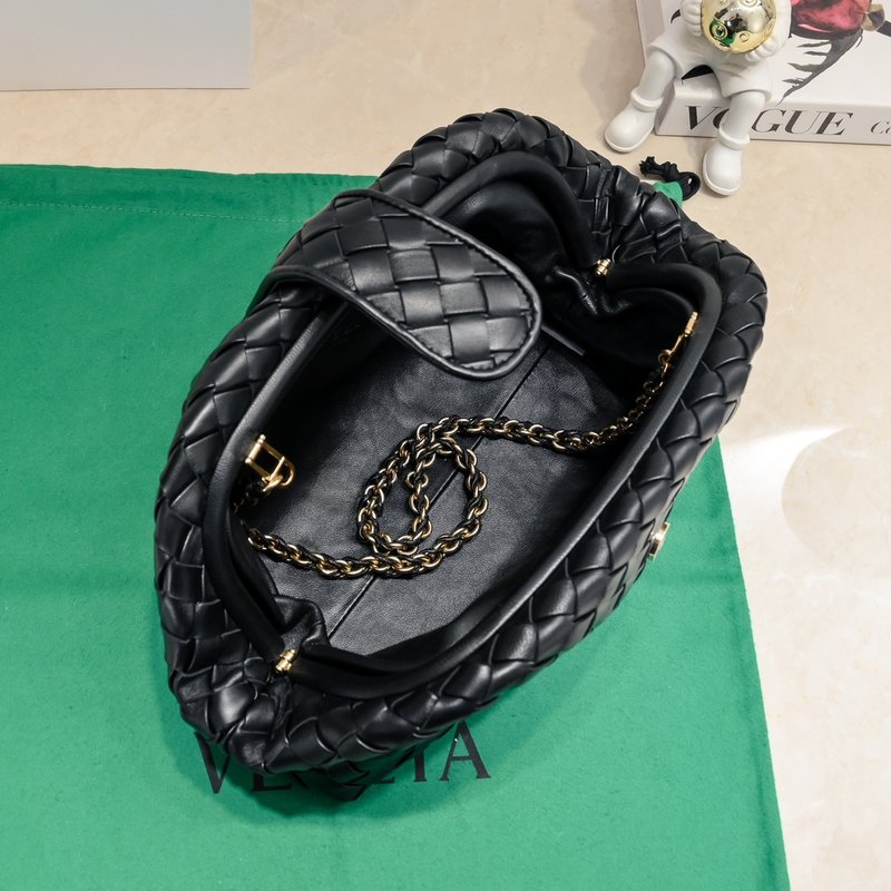 BV 인트레치아토 램스킨 클러치백 001-249956