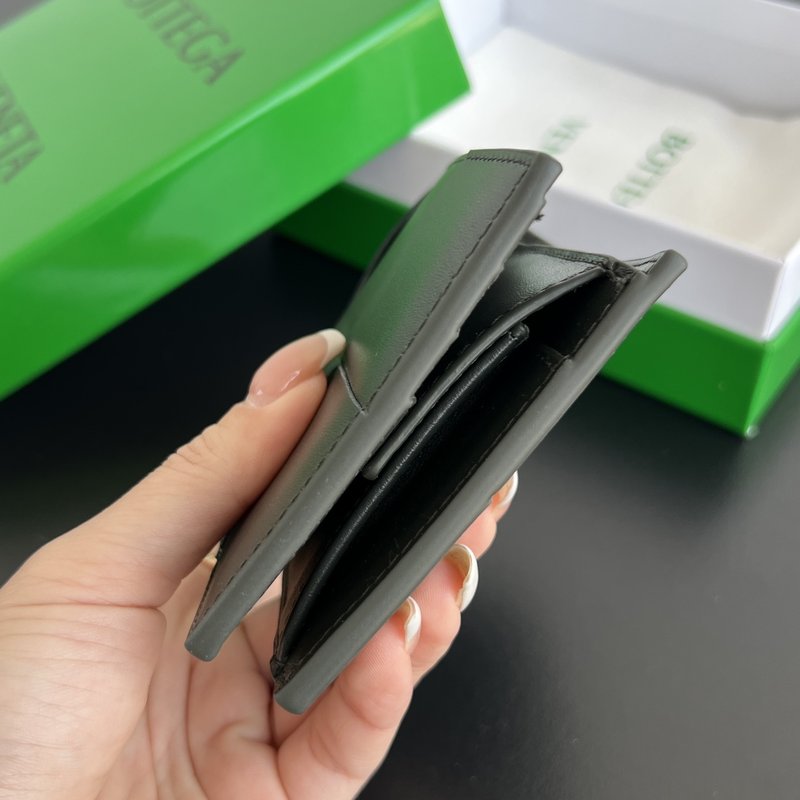 BV 신상 라지 인트레치아토 동전 지갑 포함 더블 폴드 001-250295