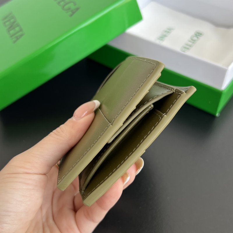 BV 신상 라지 인트레치아토 동전지갑 포함 더블폴드 지 001-250296