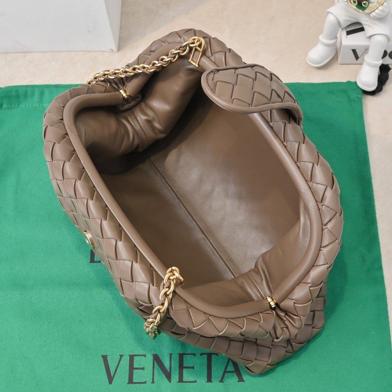 BV 인트레치아토 램스킨 클러치백 001-250341