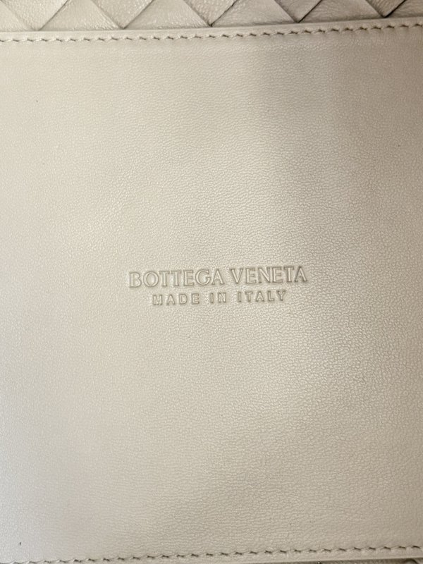 BV 미디엄 파라슈트 백 메탈릭 노트 핸드백 001-250391