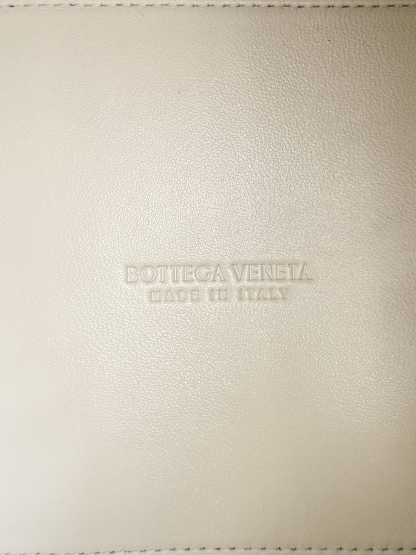 BV 미디엄 파라슈트 백 메탈 노트 핸드백 001-250392
