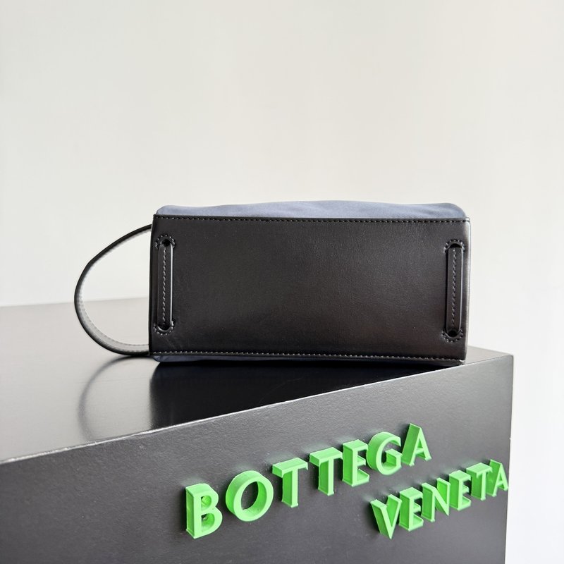 BV 스타일 나일론 대용량 수납백 001-250489