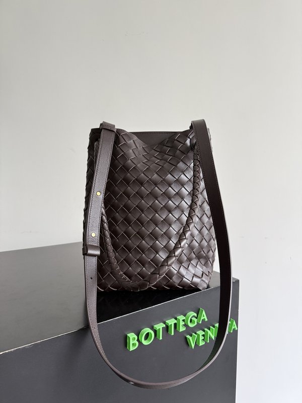 보테가 베네타 인트레치아토 버킷백 001-250956