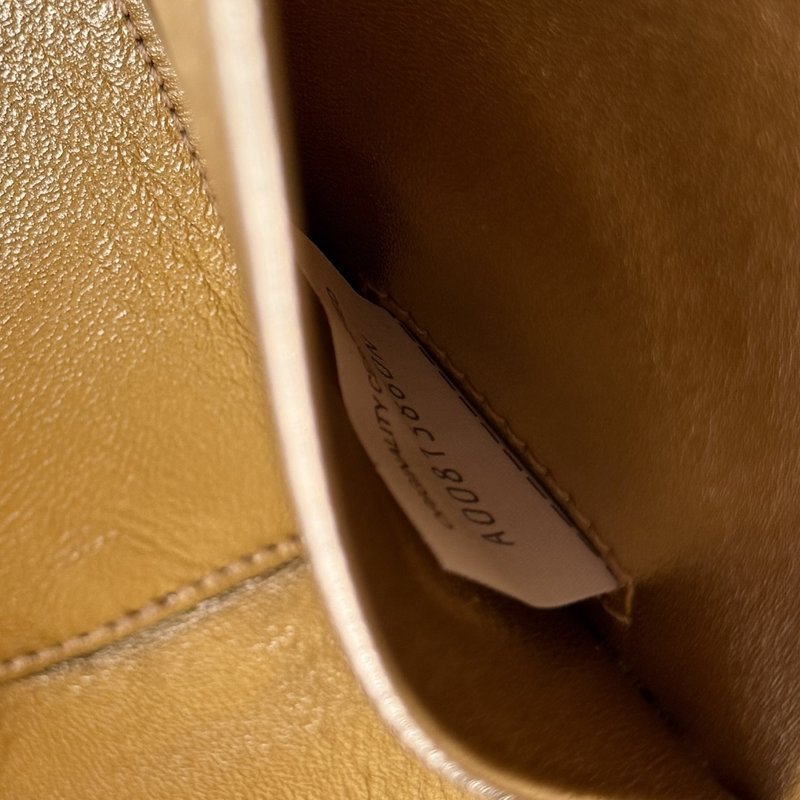 크로커다일 무늬 광택 가죽 박스백 001-251069