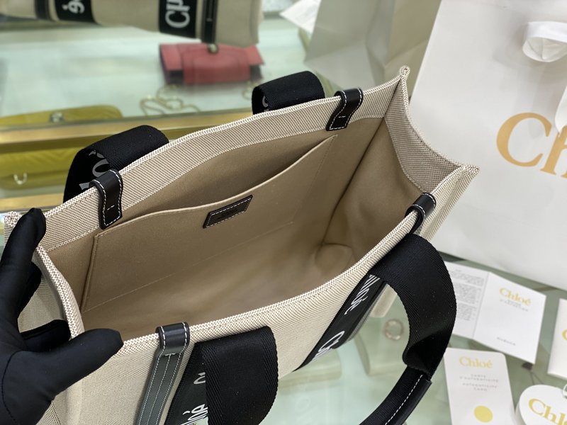 클로에 우디 시리즈 블랙 스트랩 토트백 001-251131